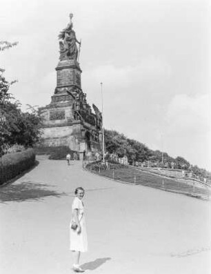 Rüdesheim am Rhein, Niederwalddenkmal : Portrait der Ehefrau des Fotografen vorm Niederwalddenkmal