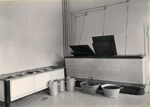 Städtisches Klinikum. Küchenbau - KühlraumSpeisekammer mit Milchkühler und Eiskasten