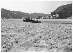 Eisbrecher "Viechtenstein" auf gefrorenem Stauraum Jochenstein