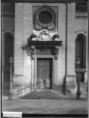 Hechingen Stiftskirche Sankt Jakobus Westportal mit dem Hohenzollerischen Allianzwappen