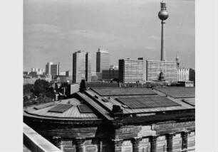 Blick vom Pergamonmuseum auf das Dach und die Westfassade der Nationalgalerie