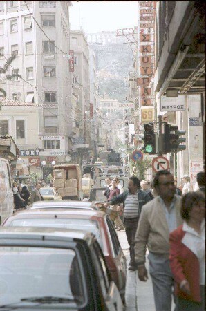Athen: Straße Eolou mit Blick Richtung Akropolis