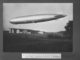 Das Luftschiff L. Z. 127 "Graf Zeppelin" bei Friedrichshafen