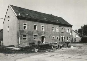 Cossebaude-Gohlis, Dorfstraße 19. Ehemaliger Dreiseithof (1801/1850). Wohnstallhaus