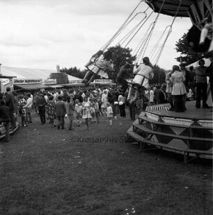 Volks- und Schützenfest: Schützenverein Klein Wesenberg und Umgebung von 1919 e. V.: Festplatz "Wesenberger Tannen": im Vordergrund rechts Kettenkarussell: dahinter Jahrmarktsbuden und Besucher