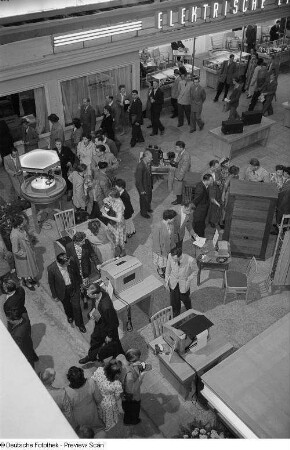 Elektrotechnische Exponate auf der Leipziger Herbstmesse 1954