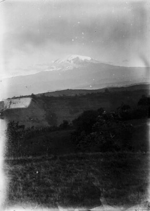Landschaft und Kibo : Landschaft im Kilimandscharo-Gebiet mit dem schneebedeckten Kibo im Hintergrund