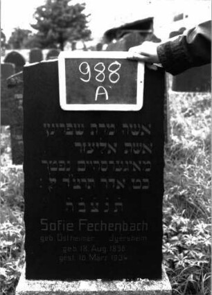 Grabstein 988 (Index: 100103936) Material: schwarzer Granit Zustand: gut erhalten Maße HxBxT: 78x44x14 cm Beschreibung: aufgesockelte Stele, Segmentbogenabschluss, Ränder unregelmäßig gearbeitet: Grabstein 988A