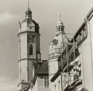 Stadtkirche St. Michael : Turm der Stadtkirche St. Michael und Bankgebäude (Deutsche Bank)