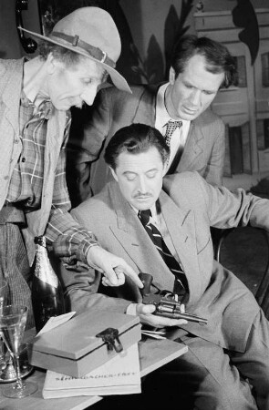 Szenenbilder aus dem Stück "Ein Leben lang" von William Saroyan im Schlossparktheater Berlin-Steglitz