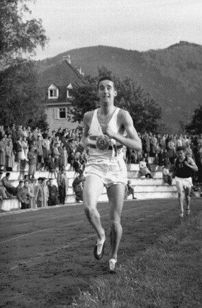Freiburg: Gordon Pirie (1) und Peter Pirie (88) im 3000-m-Lauf