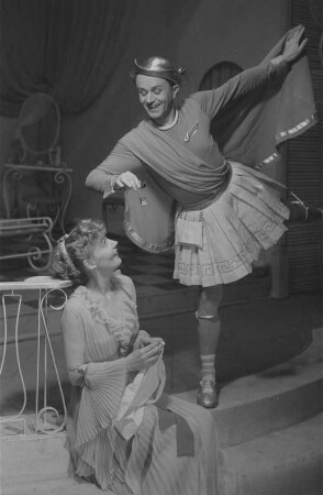 Szenenbilder aus der Komödie "Amphitryon 38" von Jean Giraudoux im Theater am Kurfürstendamm in Berlin : Szene mit Edda Seippel