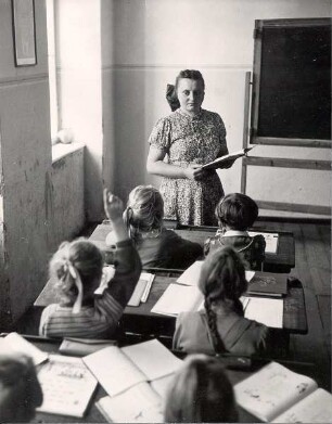 Lehrerin in Tracht in Crostwitz : Kleidung - katholische Tracht. Ort: Chrósćicy / Crostwitz. Lehrerin in Tracht