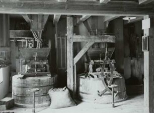 Turmholländerwindmühle Pahrenz bei Prausitz, erbaut 1889, Inneres, zwei Mahlgänge und Steinzange