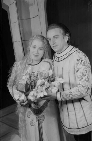 Szenenbilder aus der Oper "Pelléas und Mélisande" von Claude Debussy, nach einem Schauspiel von Maurice Maeterlinck an der Deutschen Staatsoper Berlin : Szene mit Anny Schlemm als Melisande
