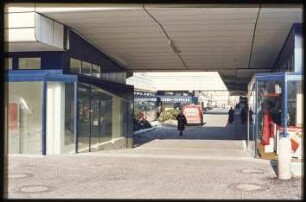 Geschäftsstraße in der Autobahnüberbauung Schlangenbader Straße