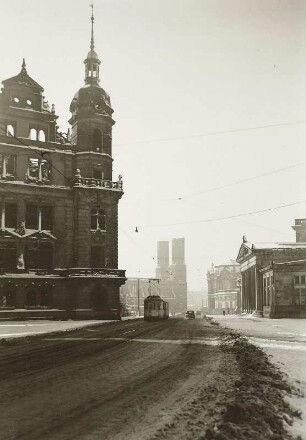 Dresden-Altstadt. Blick vom Theaterplatz in die Sophienstraße zur Ruine der Sophienkirche