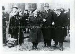 Paul Verner und Sepp Miller mit Ehefrauen auf der Leipziger Frühjahrsmesse
