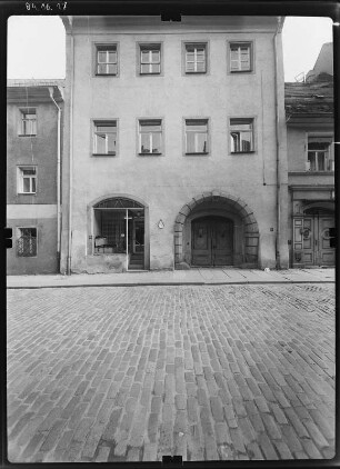 Pirna-Altstadt, Schmiedestraße 44. Wohnhaus mit Laden und Toreinfahrt (17. Jh.). Straßenfront