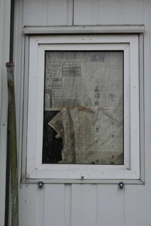 Fenster einer Flüchtlingsunterkunft