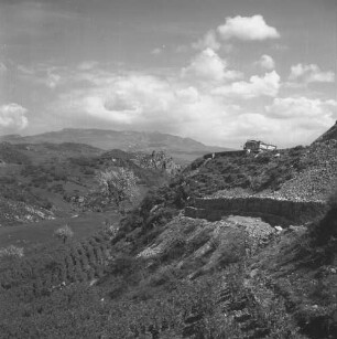 Sizilien, Gebirgslandschaft mit blühenden Bäumen