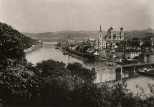 Passau, Stadt : Passau. Stadtteilansicht. Blick vom linken Ufer der Donau stromab