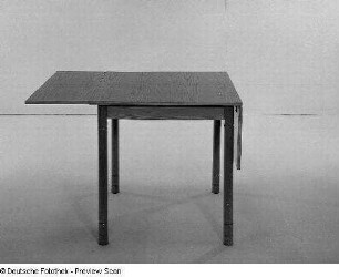 Tisch mit herunterklappbaren Seiten (Modell 362/51)