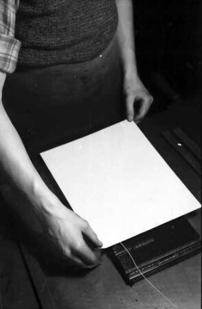 Internationale Handwerksschau Berlin Mai-Juli 1938: Buchdrucker: Handabzug von Allianz Zeitung; Auflegen von Papier