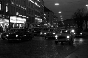 München: nächtlicher Autoverkehr in der Sonnenallee