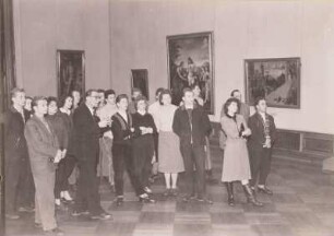 Besucher der Gemäldegalerie : Gemäldegalerie. Schülergruppe bei der Besichtigung der Bilder