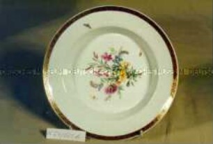 Teller mit Dekor "Laufender Hund", Blumen und Schmetterlingen