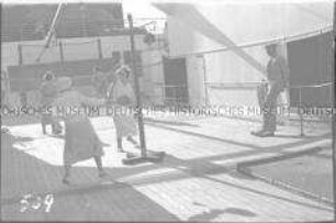 Passagiere an Deck des Hochseepassagierdampfers "Bremen", Bord-Tennis (Beachball) spielend