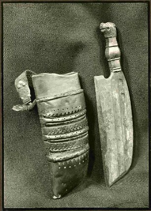 Museum: Metzgerbeil mit Scheide 18. Jh. Der Griff aus Messing