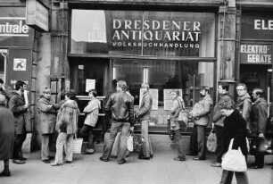 Dresden-Neustadt, Bautzner Straße 27. Warteschlange vor dem Dresdener Antiquariat/Volksbuchhandlung