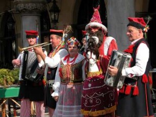Straßenmusiker am Hauptmarkt in historischen Kostümen