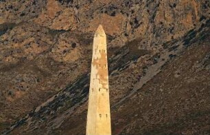 Spanien. Mallorca. Alcudia. Obelisk im Abendlicht