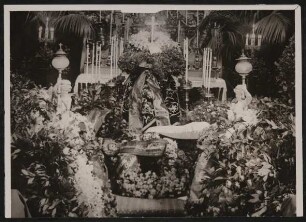 Altar mit Blumengestecken in der Kirche bei Hofmannsthals Beerdigung