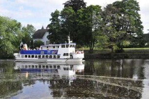 Örebro - Ausflugsschiff auf einem Kanal : Ein Ausflugsschiff fährt auf einem Kanal. Aufgenommen am 26. Juli 2012 in Örebro
