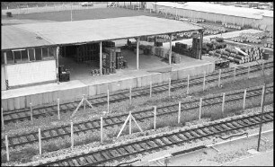 Freiburg: Blick vom Tank auf Industriegebiet [Bahngleise und Fässer]