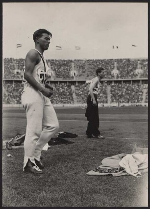 Zwei Athleten auf den Rasen des Berliner Olympiastadions 1936
