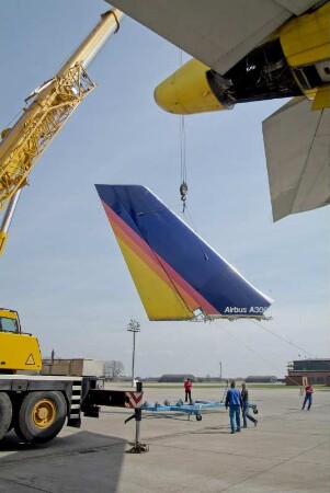 Air Maintenance Services; AMS; Firma; Betrieb; Inspektion; Wartung; spezialisiert auf Flugzeug-Recycling; Airbus; A 300; A300; Airbase Ahlhorn; Ahlhorn; Entsorgung. Ahlhorn, 2006, hier: Ausbau des Seitenruders
