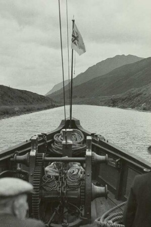 Nordschottland. Kaledonischer Kanal : Großbritannien, Nordschottland. Kaledonischer Kanal zwischen Moray Firth und Firth of Lorne, über den Bug eines Schiffes mit Ankerspill gesehen