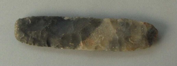 Fragment eines bearbeiteten Steinstabs