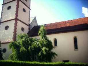 Kirche von Norden über Traufseite - im Kern Romanisch 12 Jh-1615 und Barock stark überarbeitet - in der Nordseite des Langhauses veränderte (einst Gotische) Fenster erhalten