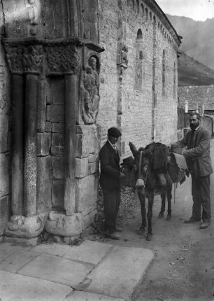 Richard Hamann mit einem Begleiter und einem Esel vor dem Südportal der Kirche in Saint-Aventin