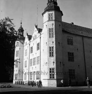 Blick auf Südost-Front: mit Ostturm: davor Schulklasse mit Lehrer bei Besichtigung