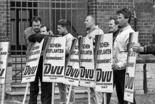 Bielefeld, Fußgängerzone Klosterplatz. Wahlkampfauftritt der rechtsextremen Partei DVU zur Europawahl