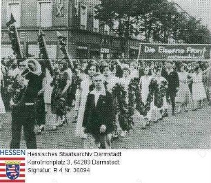 Hessen (Volksstaat), 1933 / Demonstration der SPD gegen die Nationalsozialisten 'Die Eiserne Front marschiert' / Gruppenaufnahme, darunter Frauen mit Girlanden