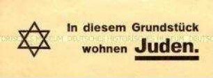 Antisemitischer Maueranschlag mit dem Hinweis, dass auf dem Grundstück Juden wohnen