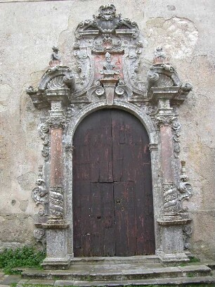 verwittertes altes Portal einer kleinen Kirche in Erice